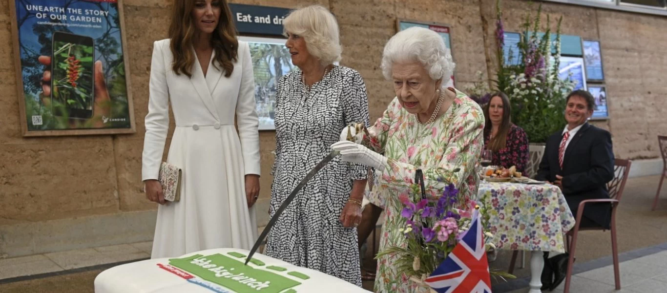 Βασίλισσα Ελισάβετ: Έκοψε τούρτα με σπαθί - Άφωνοι οι ηγέτες των G7 (φωτό)